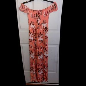 Off the shoulder Maxi dress with Slit. Floral print.